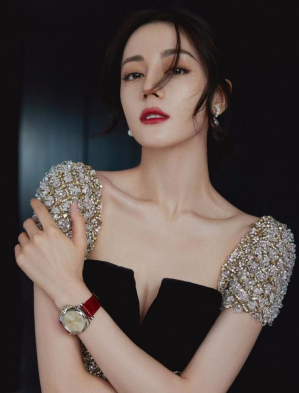 热巴穿黑丝绒裙 发髻低垂线条优美