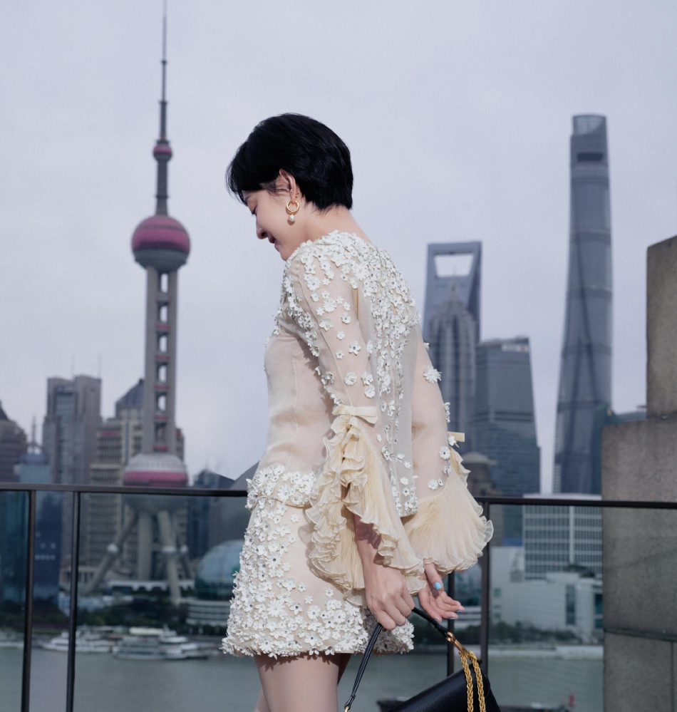 孙俪黄浦江畔大片曝光回眸一笑尽显温婉气质