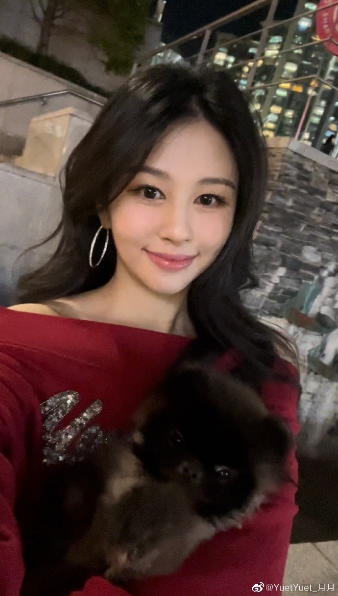 邱淑贞女儿沈月晒美照穿一字肩上衣美艳动人