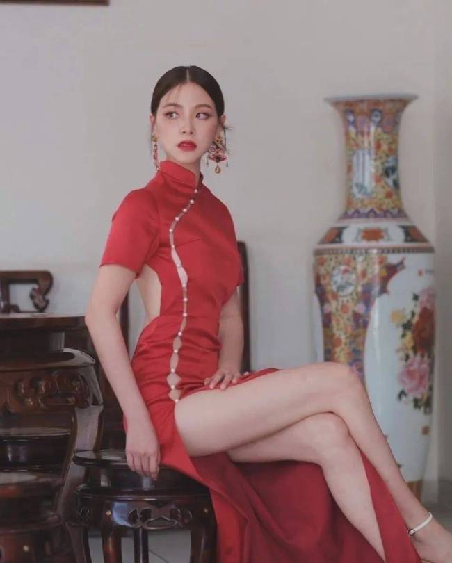 超美！泰国女星红旗袍写真 裸背长腿太惊艳
