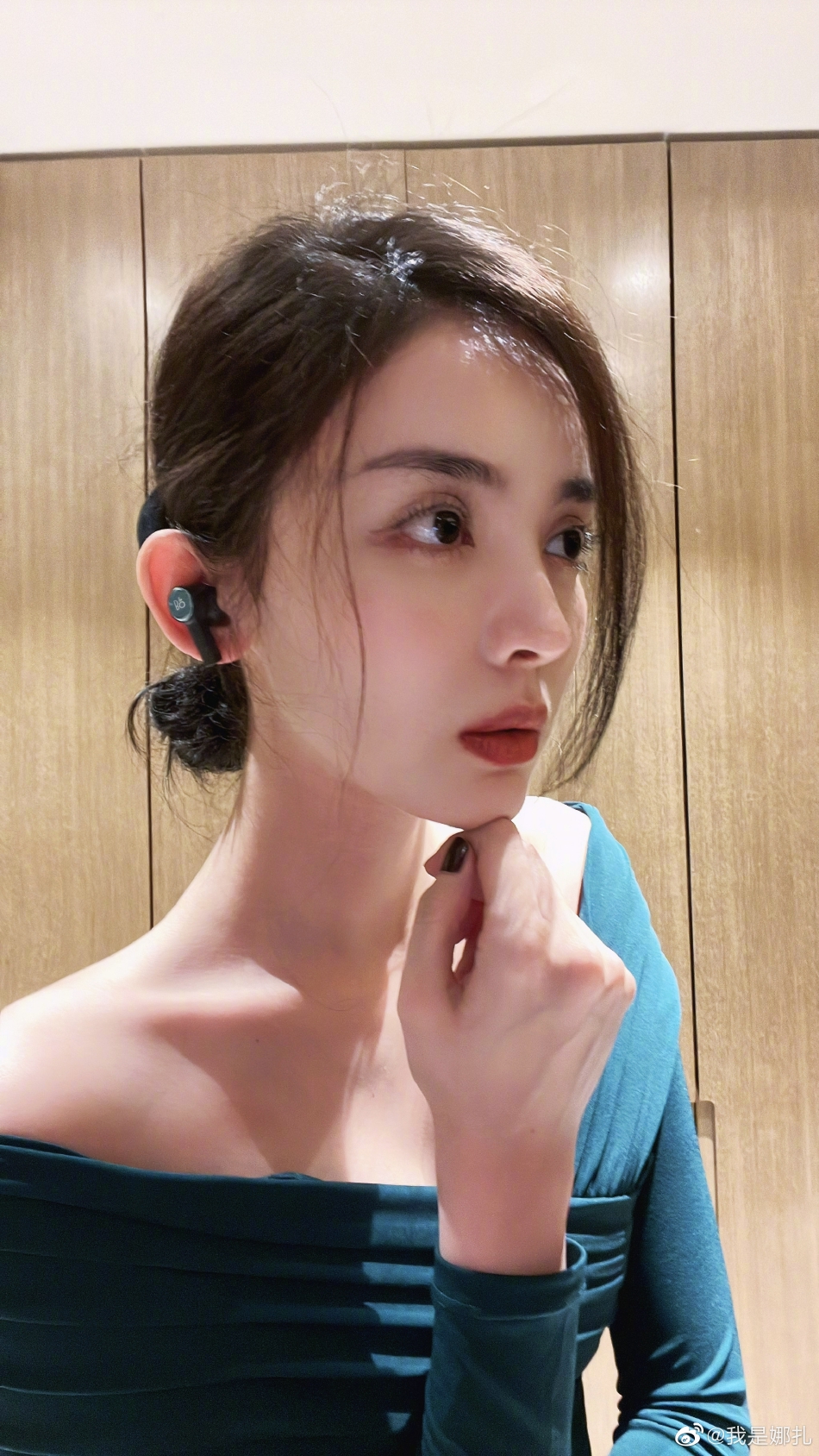 古力娜扎晒九宫格自拍下颚线迷人天鹅颈吸睛