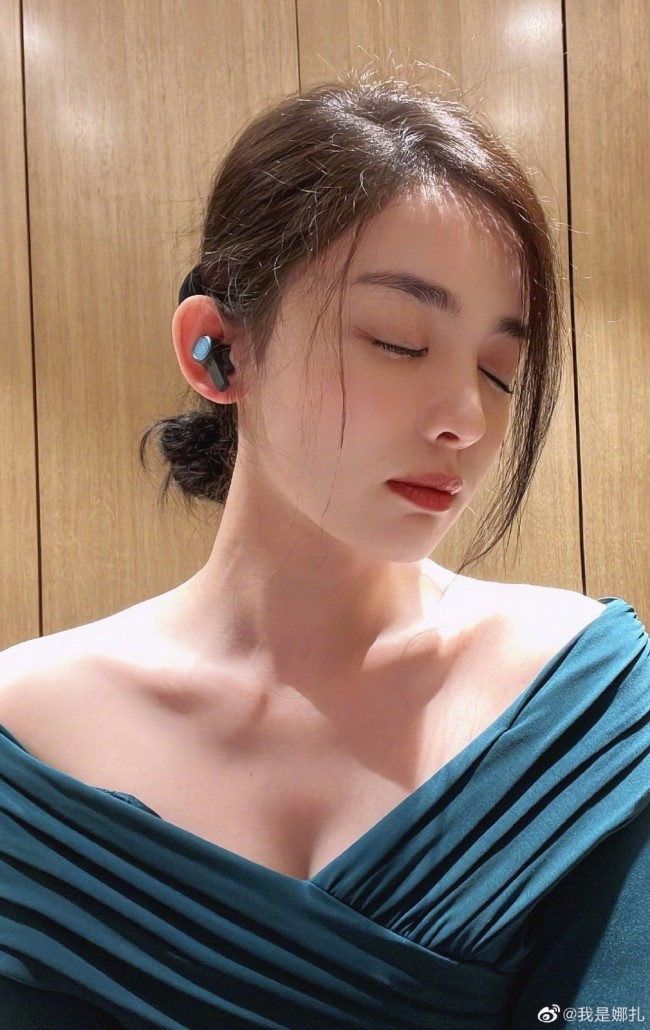 娜扎对镜玩自拍穿露肩装姿态慵懒眼神撩人