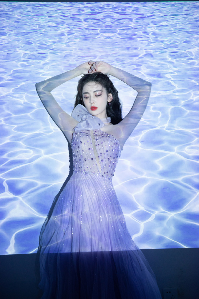 《【杏鑫娱乐登录地址】娜扎水光氛围感大片 身穿紫色仙女裙似人鱼公主》
