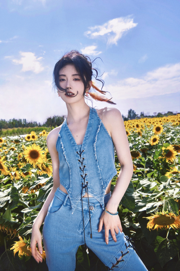 鞠婧祎向日葵辣妹写真 身穿挂脖牛仔吊带露美背——上海热线娱乐频道