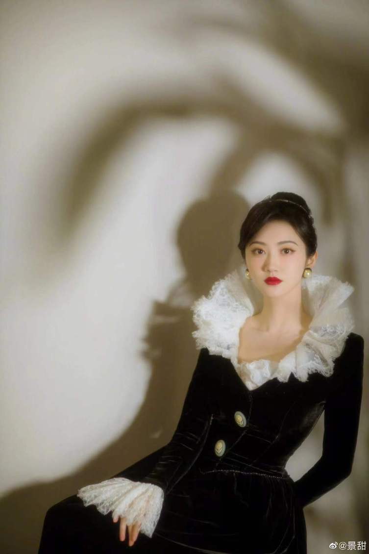 景甜赫本风造型复古优雅红唇配珍珠耳环气质好