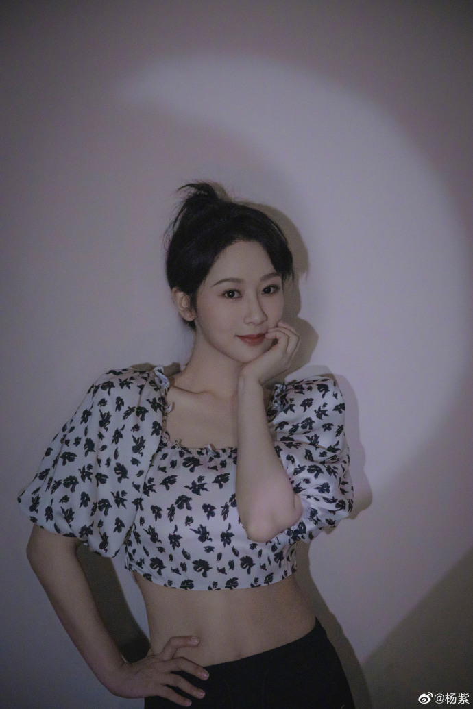 29岁杨紫晒美照甜美俏皮侧颜剪影氛围感拉满