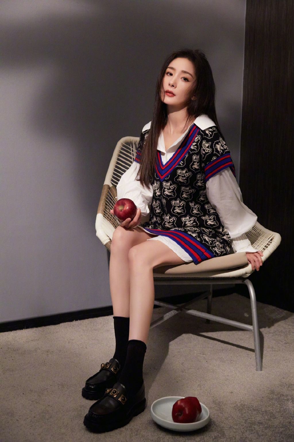 杨幂最新造型写真红蓝条纹演绎经典摩登风范