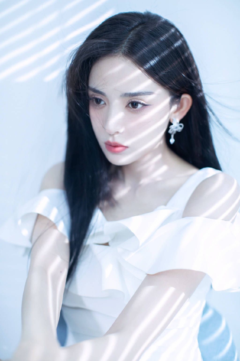 古力娜扎活动造型写真释出 荷叶边露肩白裙好纯——上海热线娱乐频道