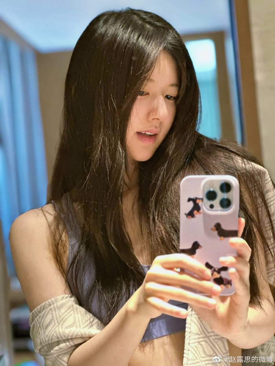赵露思晒素颜好纯!长发披肩露出香肩大秀美锁骨——上海热线娱乐频道
