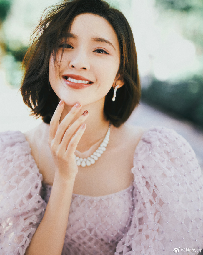 唐艺昕晒秋日氛围照温婉可人穿蓬蓬裙对镜甜笑