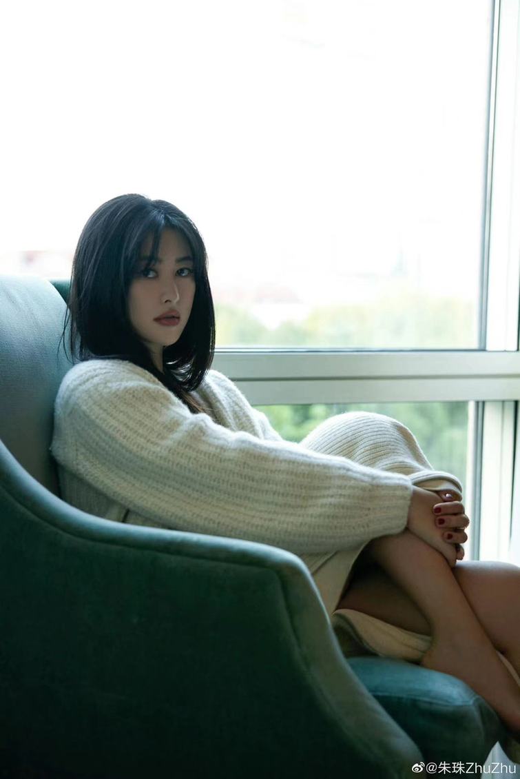 朱珠晒家居美照腰肢纤细 皮肤白皙透亮眼神风情