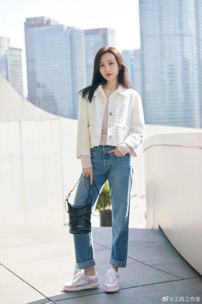 王鸥穿白衣配牛仔裤清新迷人 细腰长腿身材好——上海热线娱乐频道