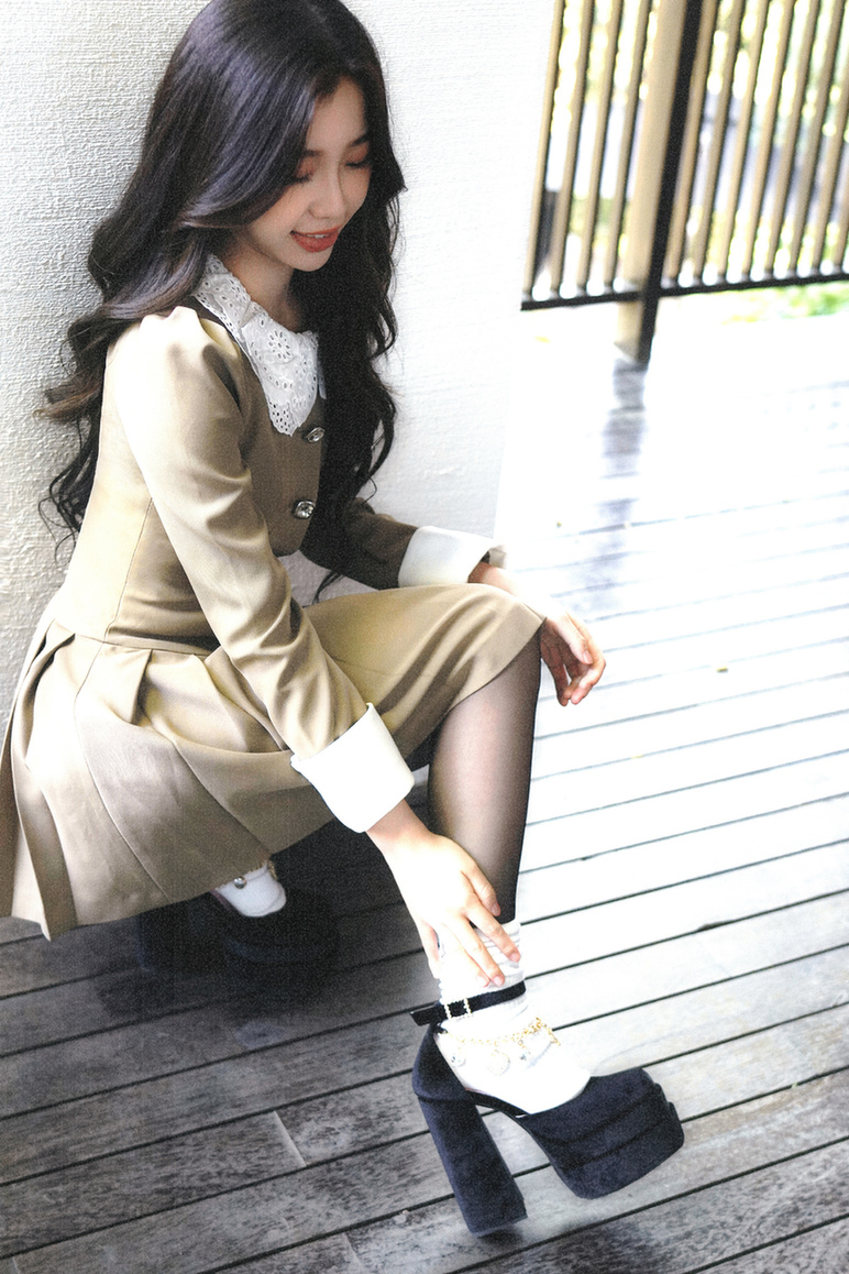 虞书欣穿娃娃领裙复古可爱搭黑丝秀细长美腿