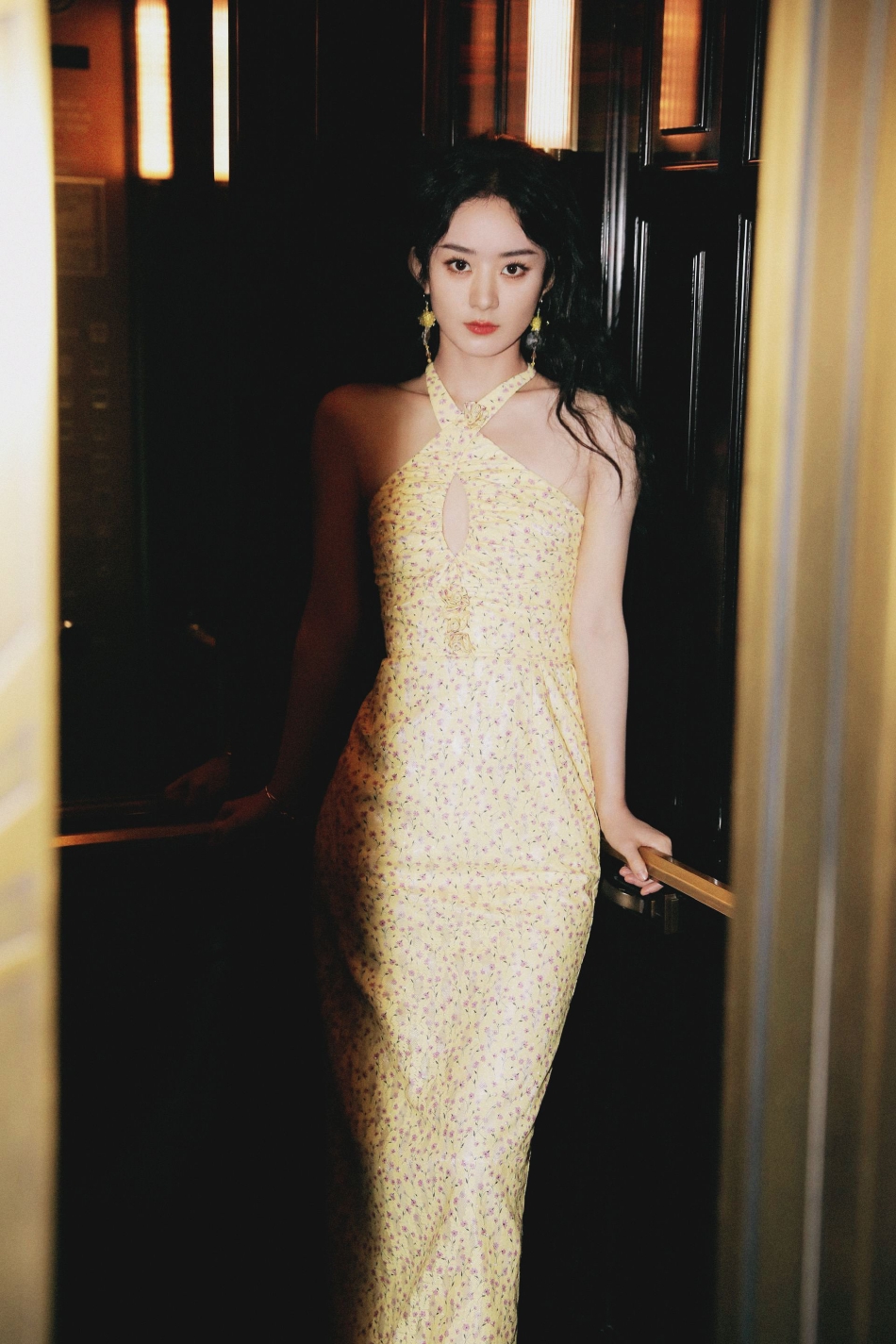 好美赵丽颖黄色碎花裙造型写真气质优雅迷人