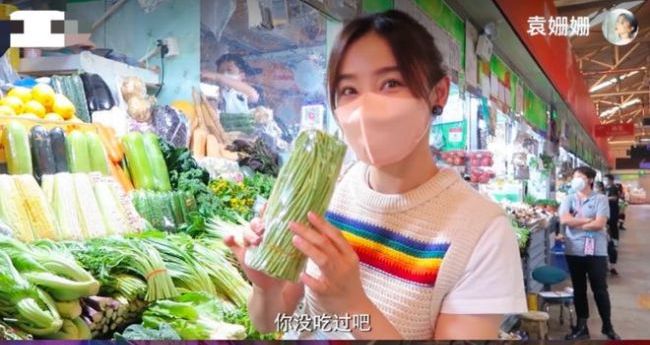 袁姗姗去菜市场大采购 戴塑料面具炒菜太搞笑