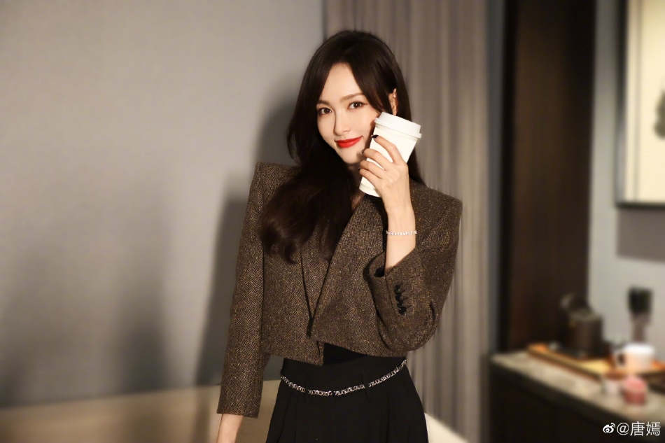 上海女星唐嫣晒美照对镜嘟嘴卖萌颜值绝了