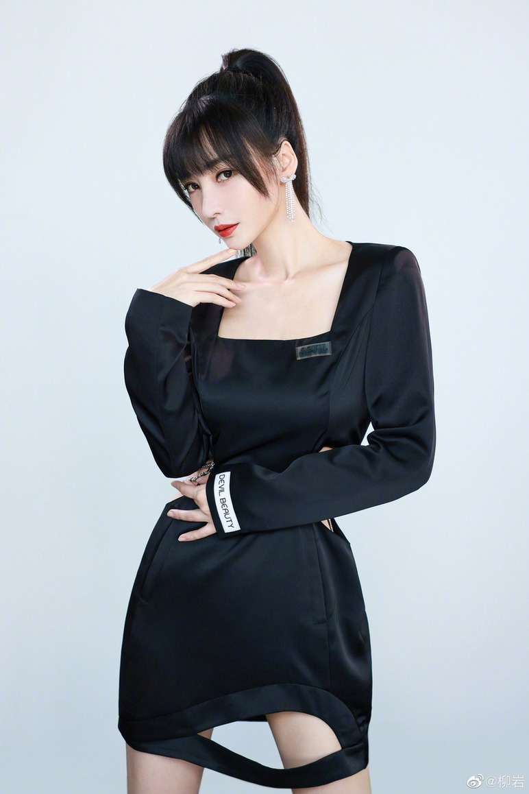 柳岩梳高马尾造型酷飒穿镂空黑裙大秀好身材