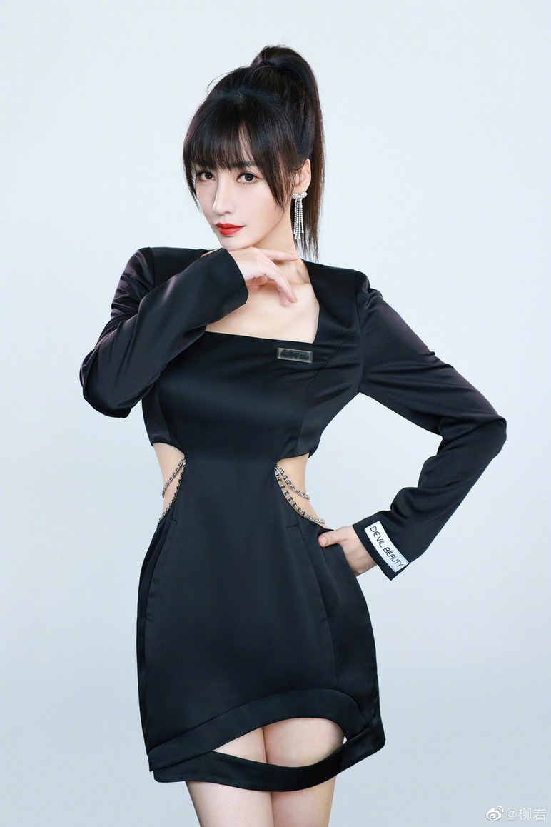 柳岩梳高马尾造型酷飒穿镂空黑裙大秀好身材