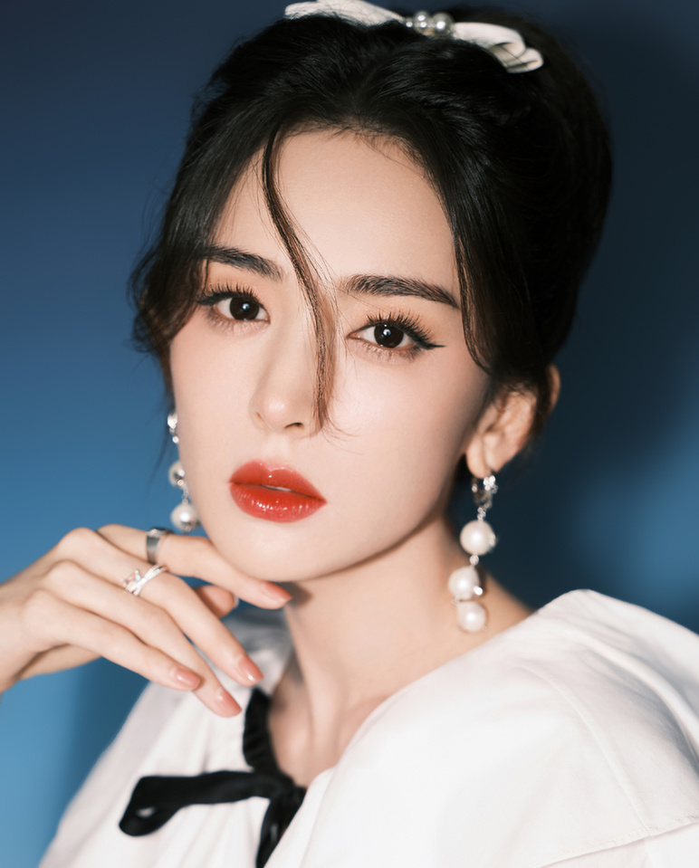 古力娜扎头戴蝴蝶结贵气满满五官精致大眼超闪