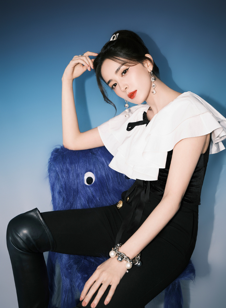 古力娜扎头戴蝴蝶结贵气满满五官精致大眼超闪