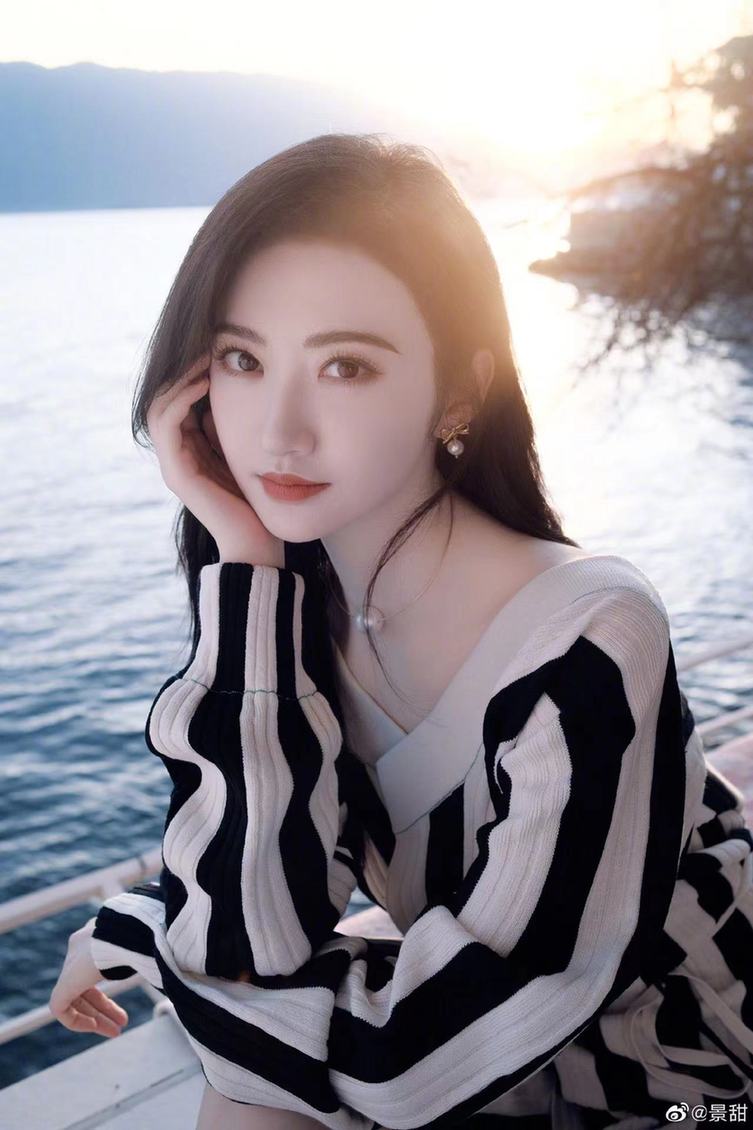 景甜晒美照少女感满满戴小麋鹿帽嘟嘴卖萌可爱