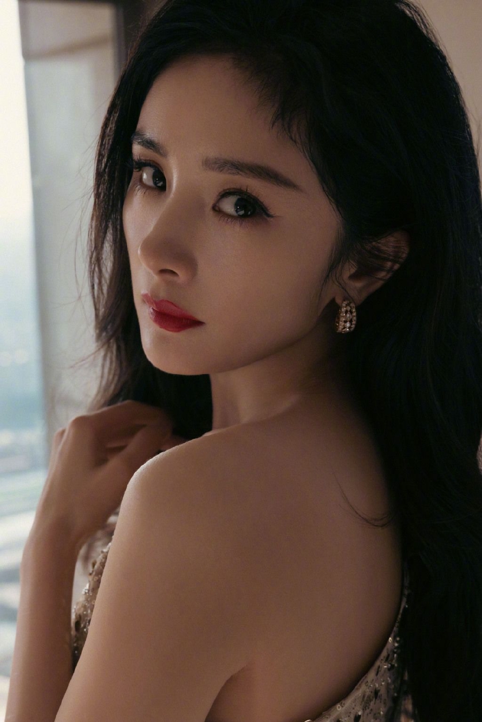 杨幂鎏金露肩礼服造型写真 秀长腿身材凹凸有致——上海热线娱乐频道