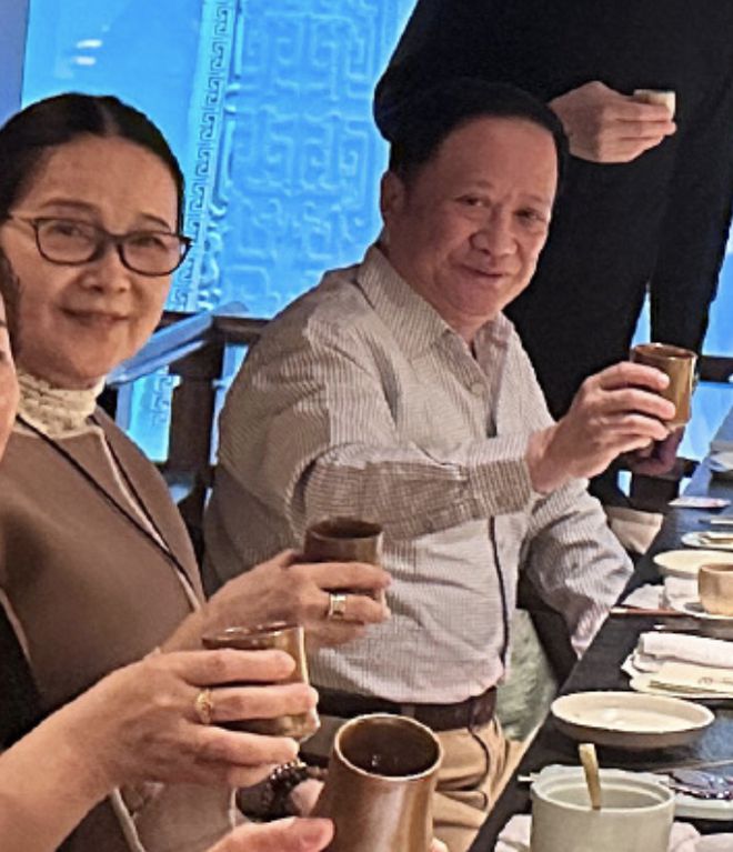 李小璐带甜馨聚会父母罕出镜 66岁张伟欣慈祥优雅
