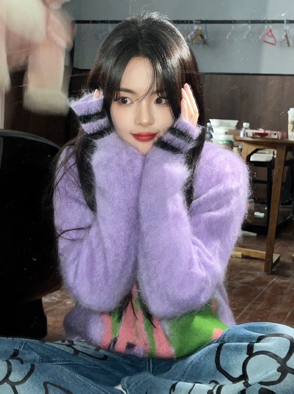 杨超越分享下班四宫格随拍 穿紫色毛衣妆容精致——上海热线娱乐频道