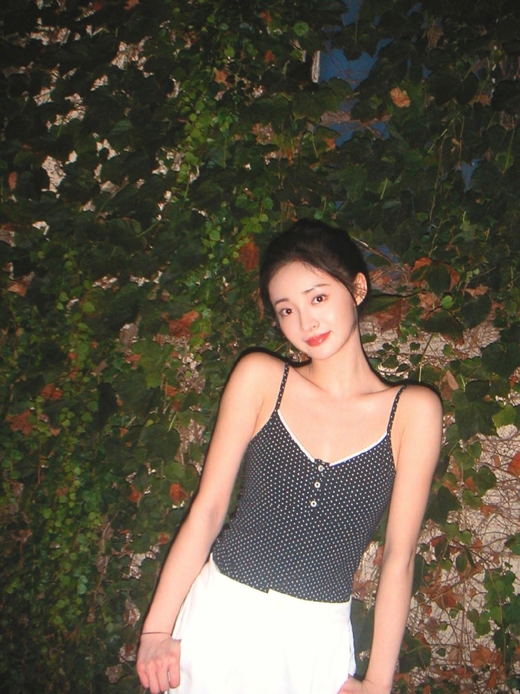 周洁琼晒照又甜又撩穿透视装对镜自拍秀小蛮腰