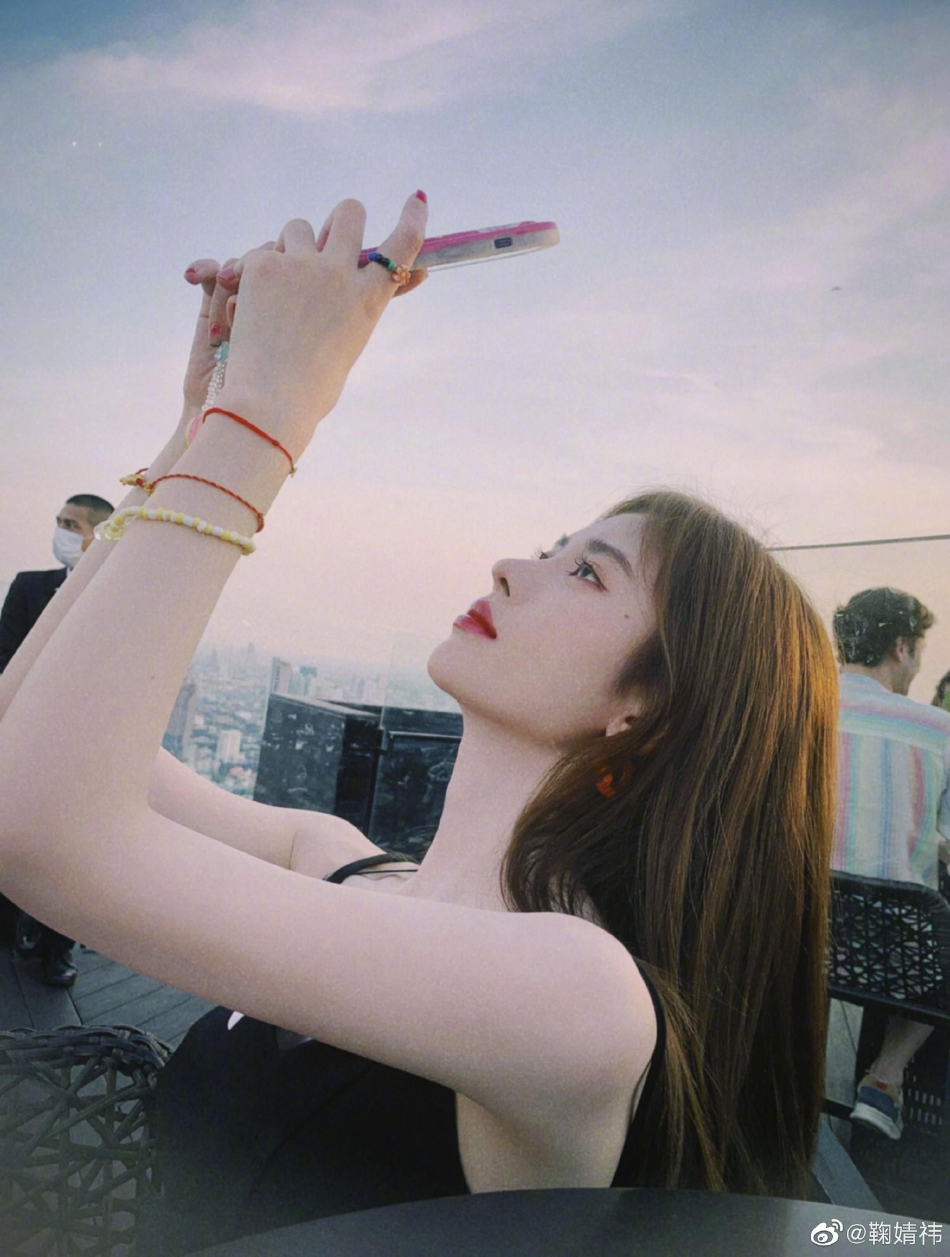 鞠婧祎晒夜景九宫格 穿露脐吊带搭配牛仔裤身材好——上海热线娱乐