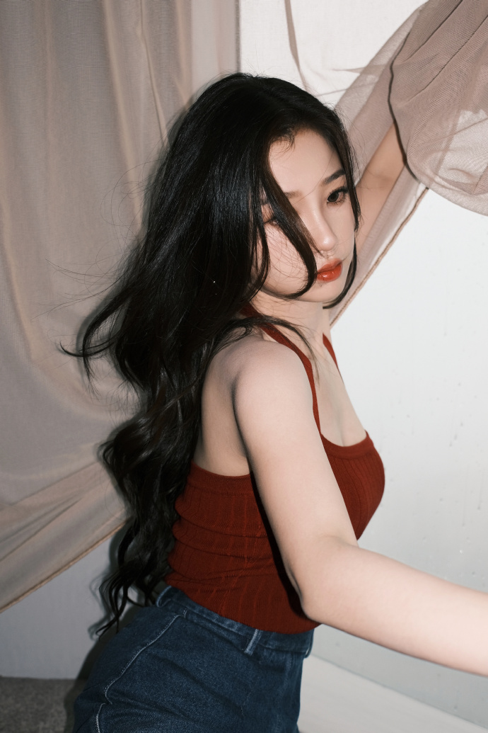 虞书欣工作日常照释出一头波浪长卷发复古迷人