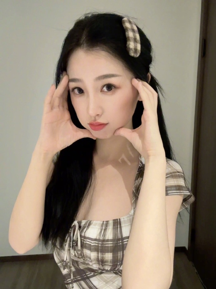 虞书欣复古美式穿搭造型身材纤瘦笑容甜美