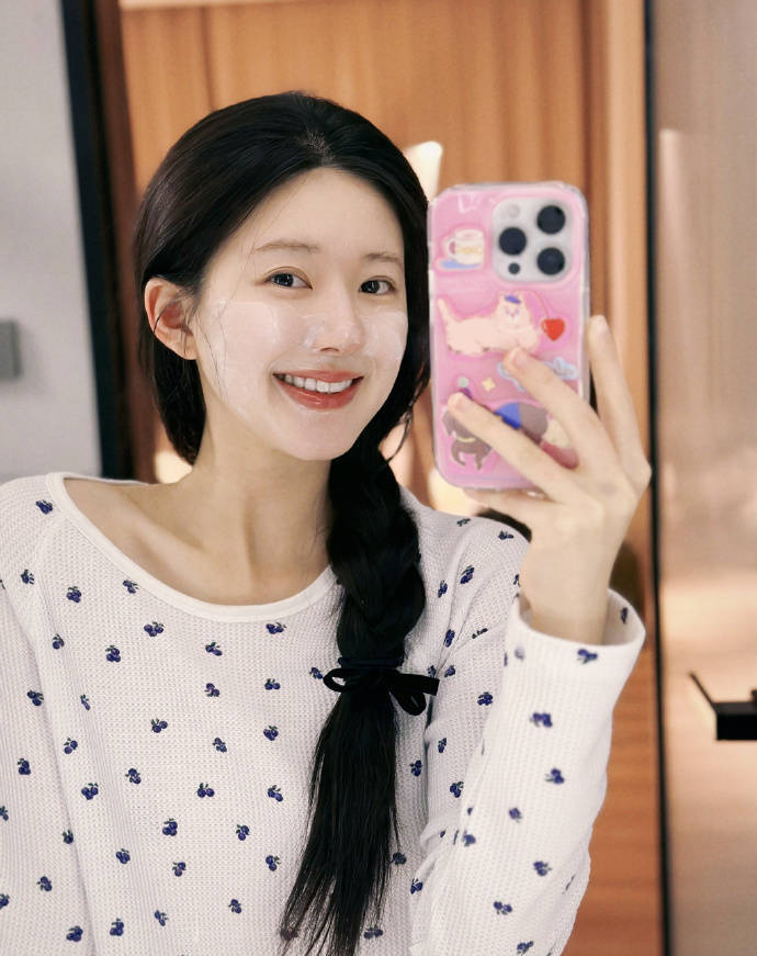 赵露思晒居家贴面膜自拍 梳麻花辫质朴又大方——上海热线娱乐频道