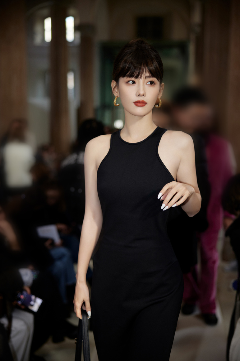 张嘉倪穿黑色长裙身姿曼妙五官精致迷人气场强