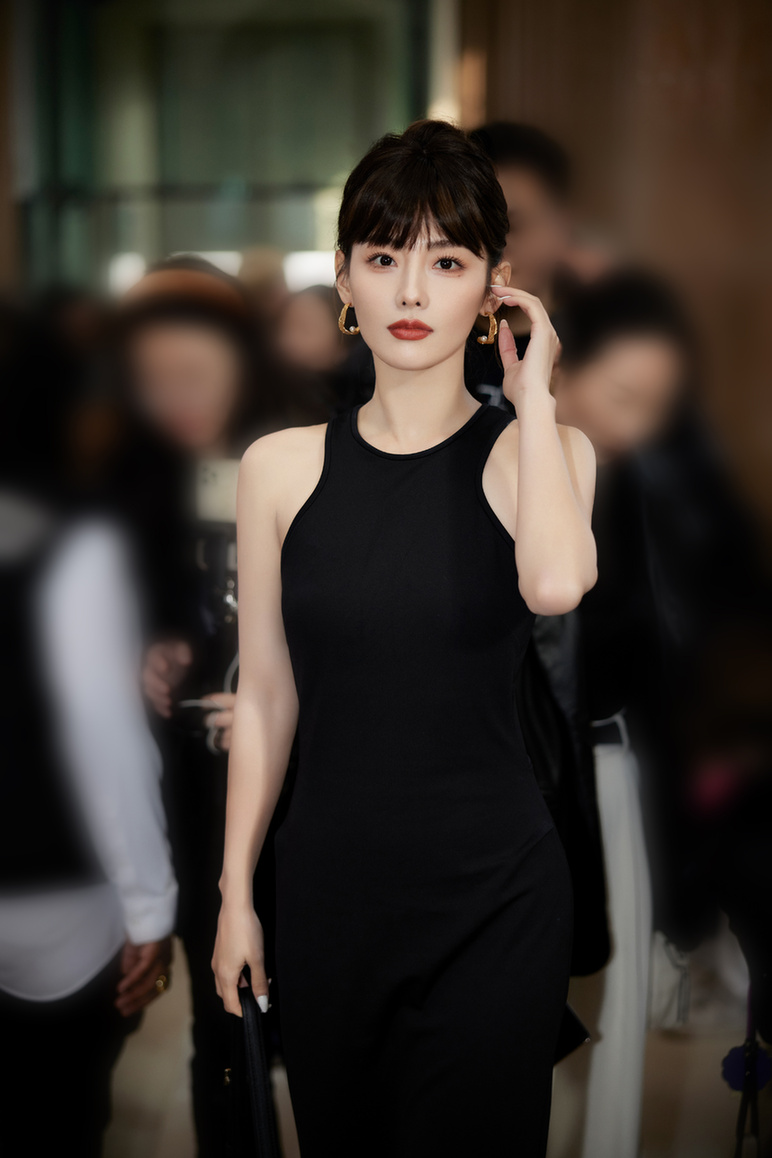 张嘉倪穿黑色长裙身姿曼妙五官精致迷人气场强