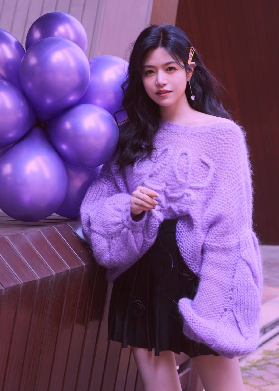 陈妍希紫色氛围感写真 对镜甜笑笑容超甜美——上海热线娱乐频道