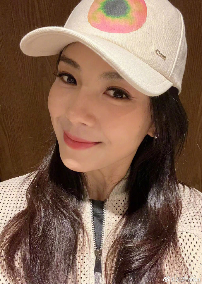 怎么自拍好看戴帽子 IMGfc4dd4d22cd163076925124.jpg