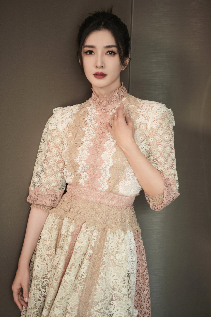 江疏影穿宫廷风蕾丝裙绝美 赤脚坐地氛围感拉满——上海热线娱乐频道