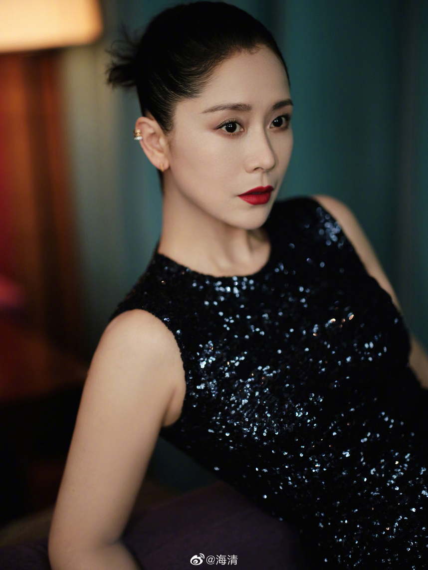 46岁海清穿黑色亮片裙优雅迷人抹红唇气场全开