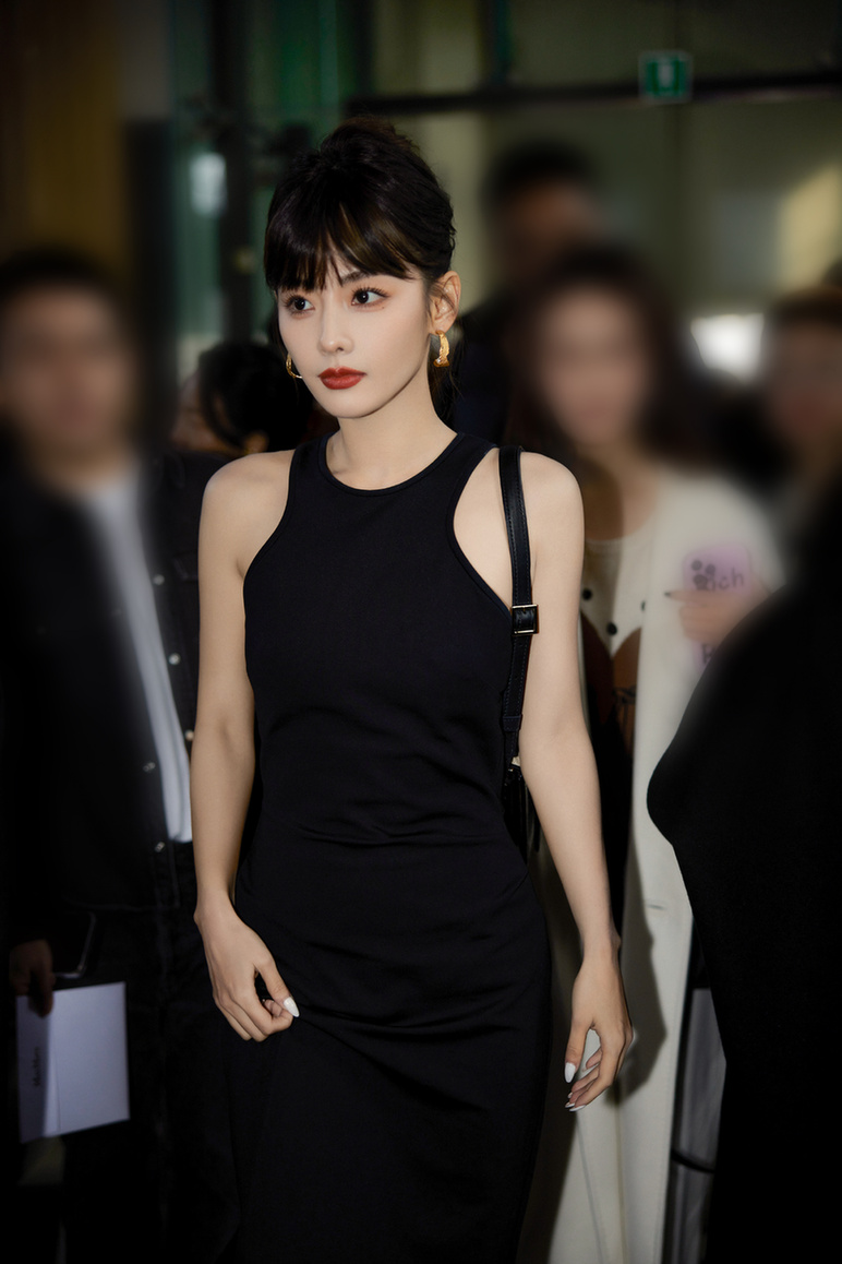 张嘉倪穿黑色长裙身姿曼妙五官精致迷人气场强