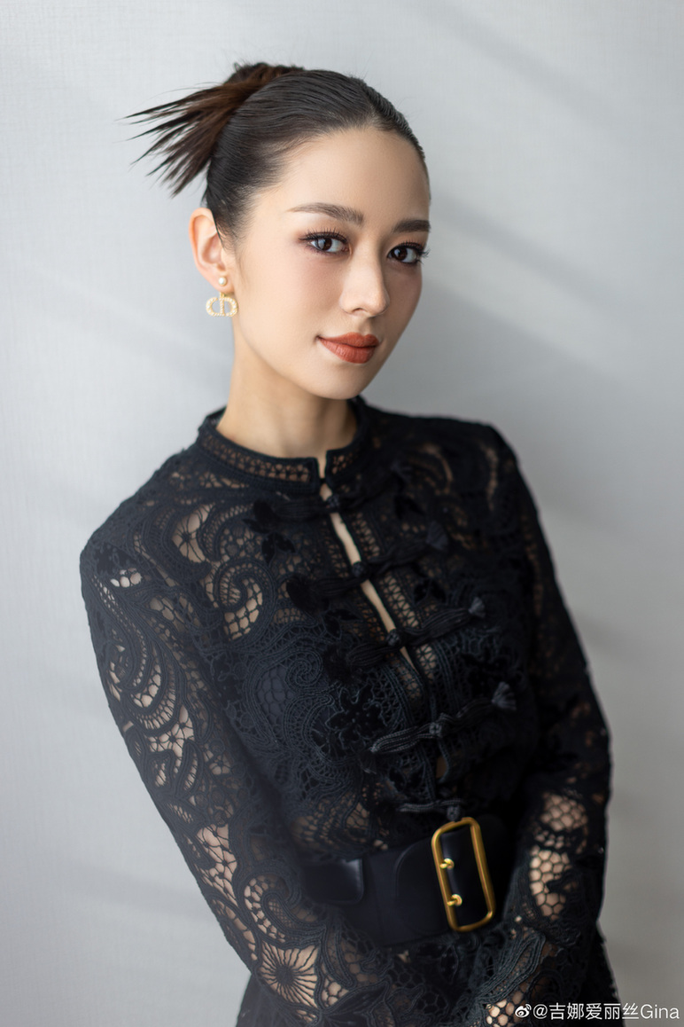 吉娜穿黑色镂空裙气场全开腰细腿长产后身材辣