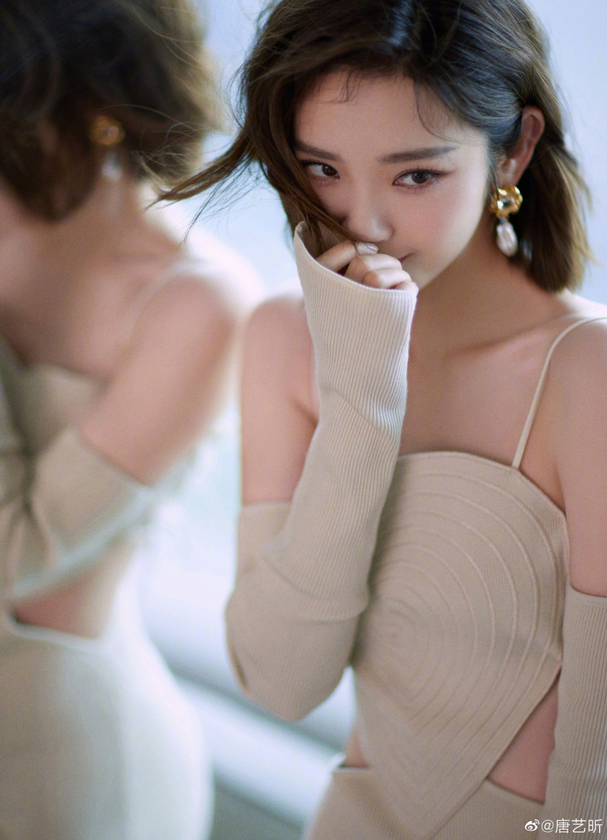 唐艺昕穿吊带裙露香肩美腿露出纤细腰肢太撩人