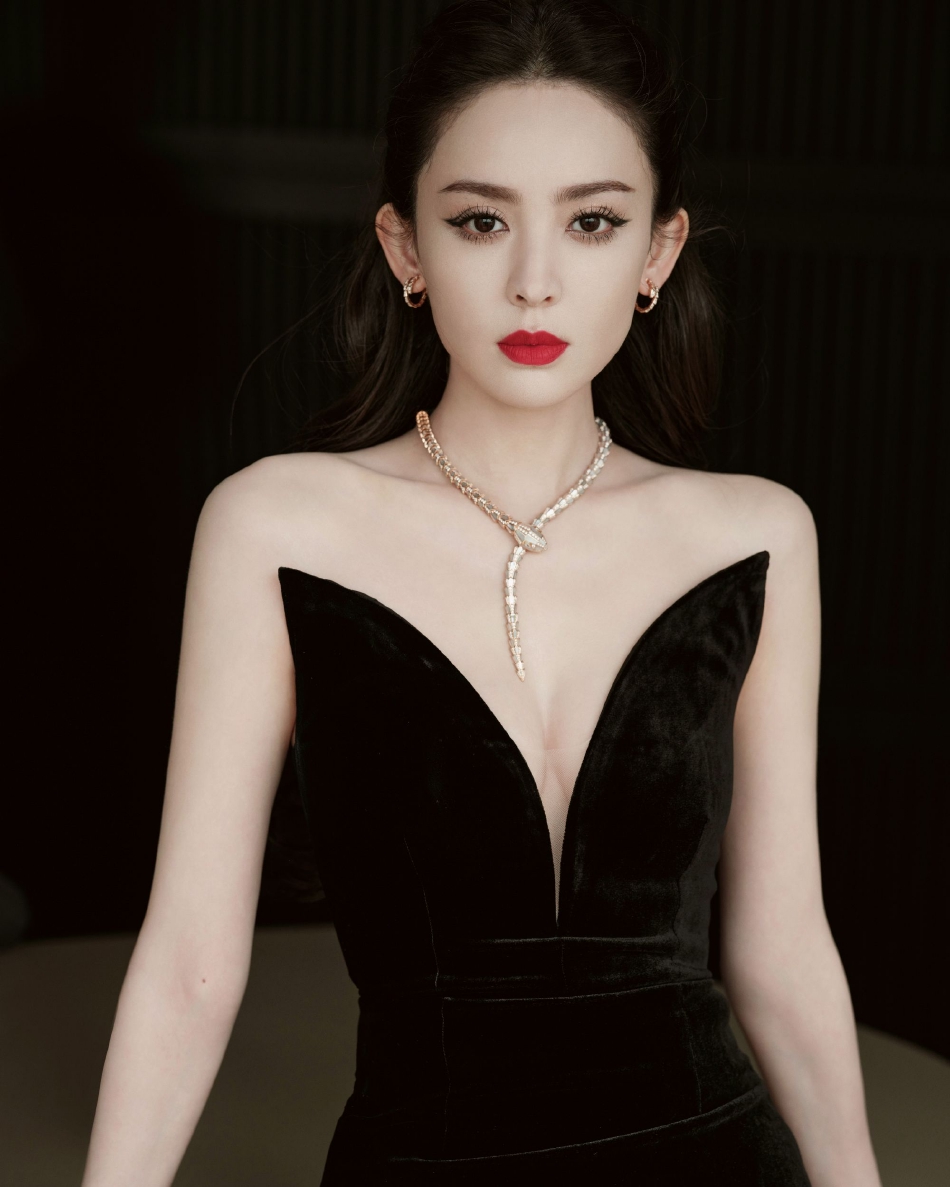 古力娜扎黑色深v长裙造型 似猫女性感美艳——上海热线娱乐频道