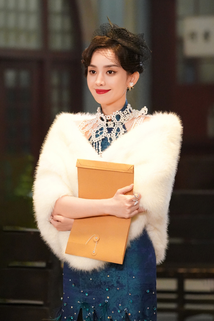 娜扎民国风造型红唇撩人 举手投足名伶范儿满满——上海热线娱乐频道