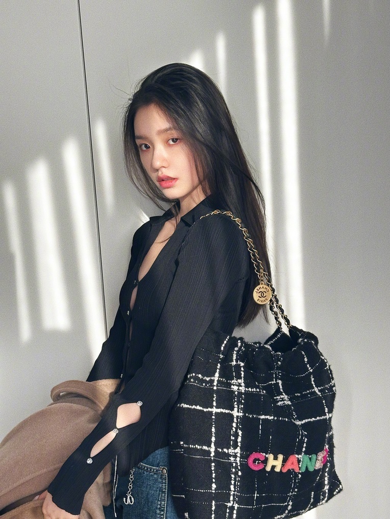 林允穿抹胸黑裙秀迷人曲线 盘发眼神清冷感十足——上海热线娱乐频道