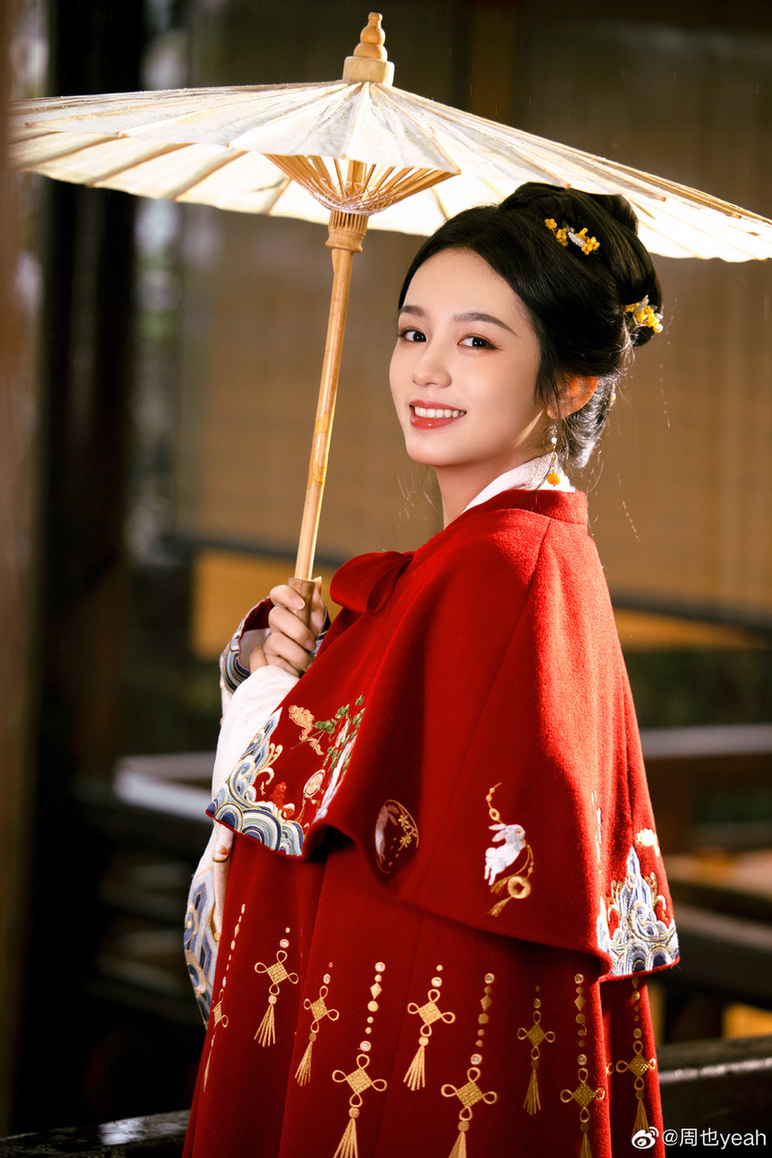 周也穿粉色抹胸长裙 wink比耶清新可爱梦幻灵动——上海热线娱乐频道