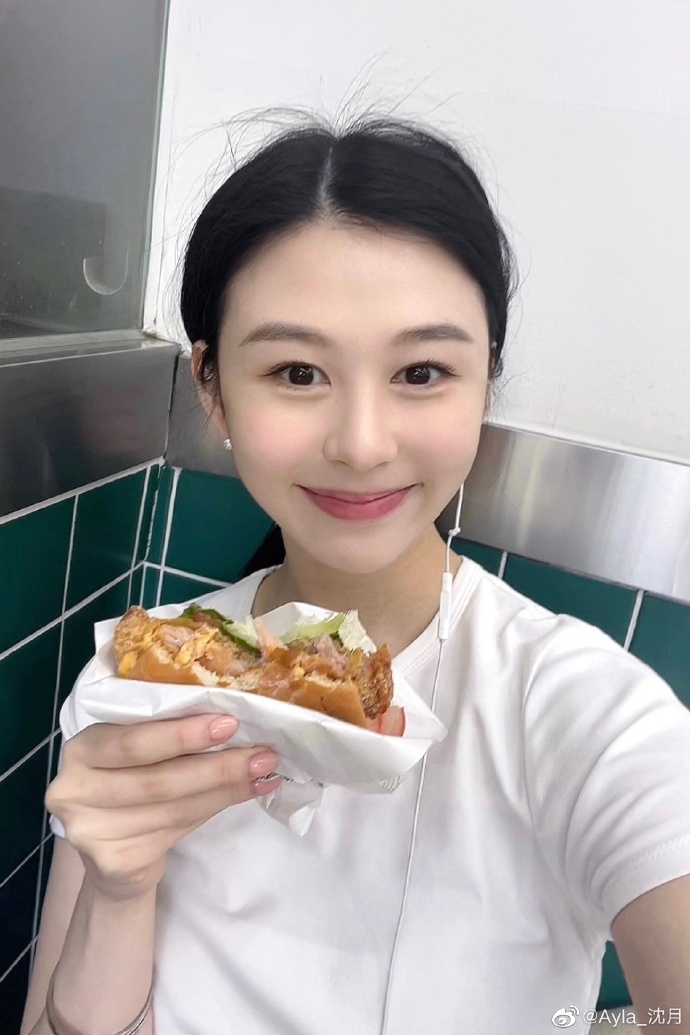 邱淑贞女儿沈月晒随拍美照 手拿汉堡对镜甜笑——上海热线娱乐频道