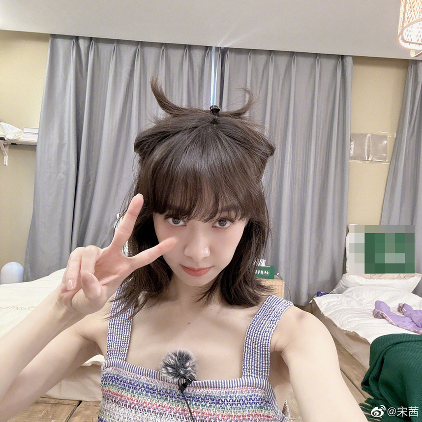 宋茜宅家穿吊带搭配超萌发型 甜笑比耶清纯可人