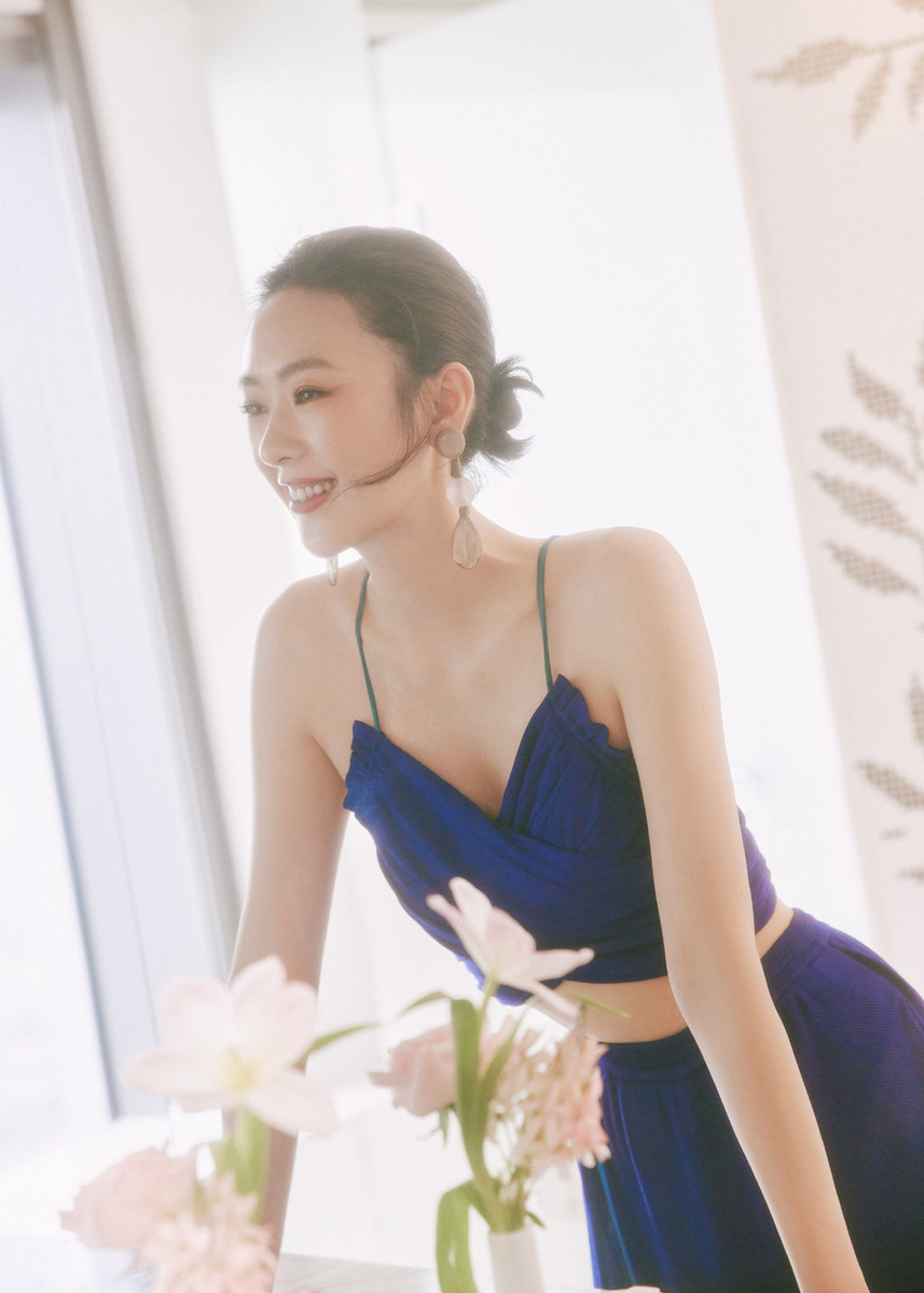 童瑶穿蓝色吊带露细腰美腿 坐姿随性魅力满分——上海热线娱乐频道