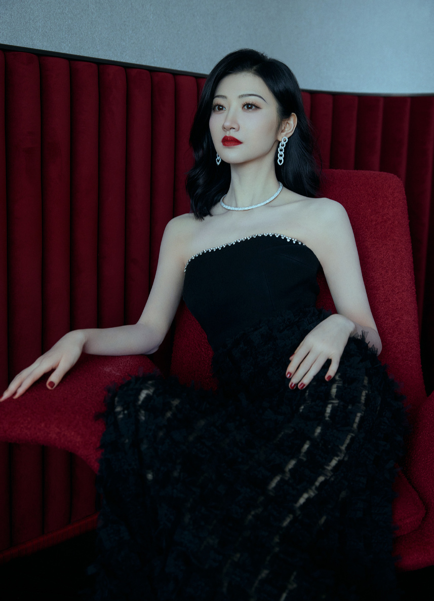 景甜穿抹胸裙勾勒完美身材精致红唇气场全开